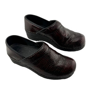 Women's Sanita Burgundy Clogs Size 39